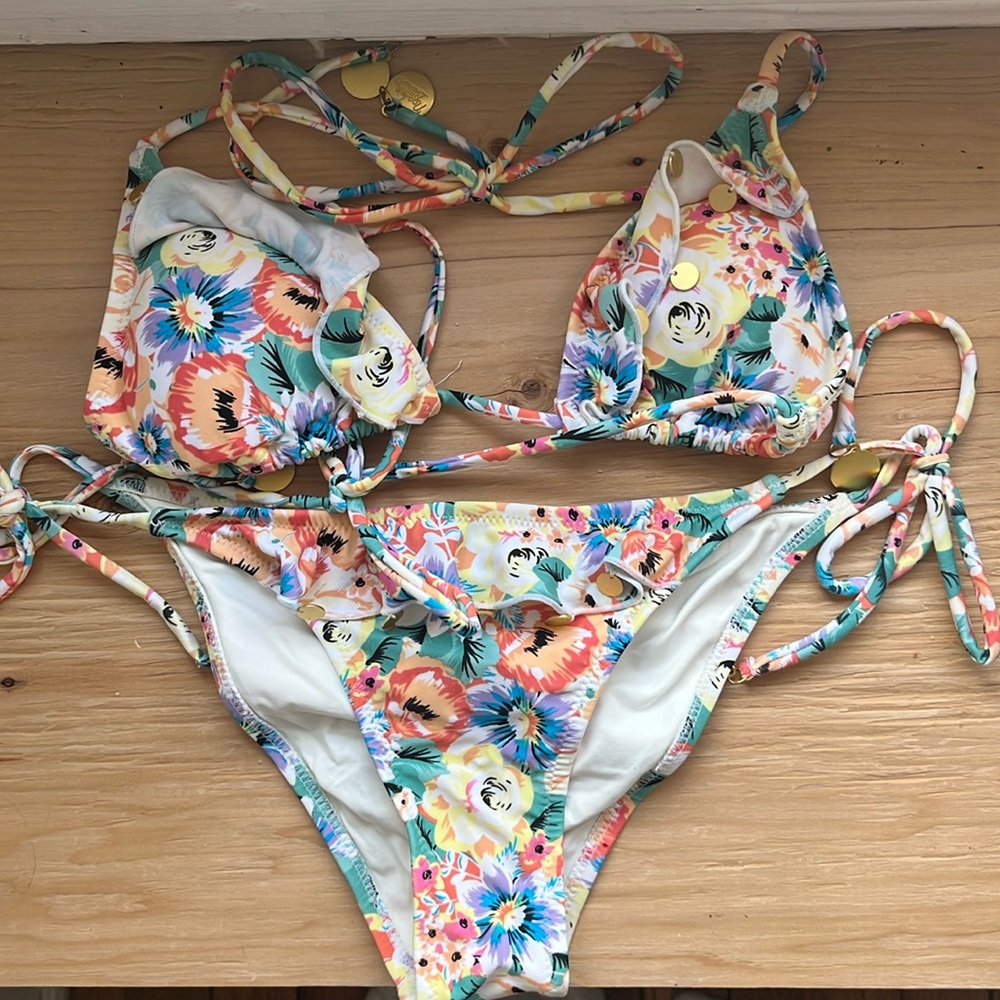 Selling brand new Nookie Beach floral bikini set in size small